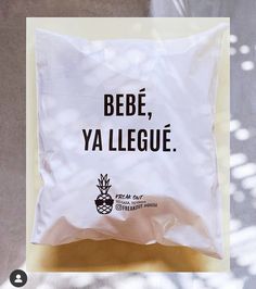 a bag with the words bebe, ya lllegue written on it in french