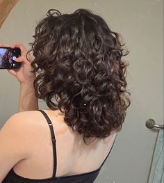 Layers In Short Curly Hair, Wavy To Curly Haircuts, Curly Haircut Wolfcut, Curly Short Hair Layers, Short Haircuts For Wavy Curly Hair, Haircut Ideas For Curly Wavy Hair, Short Layered Hair Curly, Loose Curly Haircuts