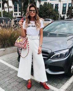 Estos Looks Con Pantalones Blancos Anchos Definitivamente Te Inspirarán – Cut  Paste – Blog de Moda Quoi Porter, Casual Outfit Inspiration, Pants Outfits, Fashion 2018, Look Casual, Street Chic, Red Shoes, Look Chic, Outfits Casuales