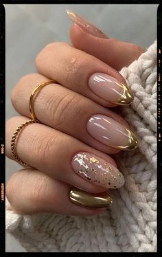 Almond Nails - Acrylic Nails Nails With Metallic Design, Mani Ideas, New Years Eve Nails, Golden Nails, Gold Nail Designs, Her Nails, Golden Birthday, New Year's Nails, Classy Nails