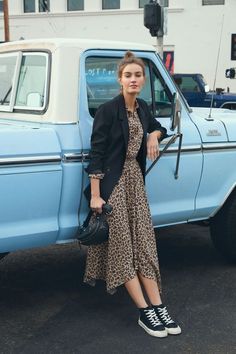 +14 Looks combinando Vestido com Tênis que são TUDO! Modest Casual Outfits, 40 Fashion Women, Look Office, Animal Print Outfits, Outfits With Converse, Casual Work Outfits, Modest Fashion Outfits, Animal Print Dresses, Casual Elegance