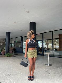 Cargo Mini Skirt Outfit Summer, Cargo Skirt Outfit Short, Cargo Skirt Summer Outfit, Mini Cargo Skirt Outfit Black Women, Khaki Cargo Skirt Outfit, How To Style Cargo Shorts, Short Cargo Skirt Outfit, Cargo Skirt Outfit Black Women, Mini Cargo Skirt Outfit