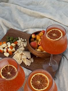 Orange Picnic Aesthetic, Aperol Spritz Dinner Party, Italian Spritzer Cocktails, Kaylie Aesthetic, Birthday Orange Theme, Picnic Cocktails, Sunset Theme Party, Aperol Spritz Party Theme, Aperol Spritz Party