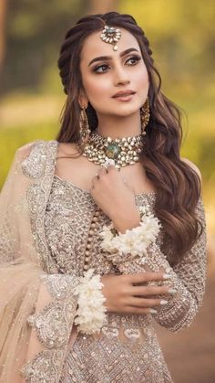 Shaadi Hairstyles, Zarnish Khan, Reception Hairstyles, Hairstyles For Gowns, Bridal Hairstyle Indian Wedding, Hair Style On Saree, Engagement Hairstyles, Bridal Hairdo, Bridal Hair Buns