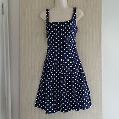 Lauren Ralph Lauren Essential Cotton Blend Sleeveless Blue White Polka Dot Dress Size:8 Bust 18,5" Length 37" Hip 21" Waist 16" Pockets 93% Cotton 7% Elastane No Lined Fitted Polka Dot Sleeveless Dress For Spring, Polka Dot Sleeveless Lined Dress, Fitted Casual Sleeveless Polka Dot Dress, Casual Fitted Sleeveless Polka Dot Dress, Fitted Polka Dot Sleeveless Casual Dress, Polka Dot Sleeveless Sundress, Fitted Polka Dot Sleeveless Sundress, Polka Dot Knee-length Sleeveless Dress For Spring, Summer Polka Dot Sleeveless Knee-length Dress