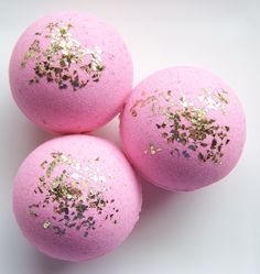 Bath Boms, Glitter Rosa, Lush Bath, Lush Products, Lush Cosmetics, Bubble Bars, Bath Fizzies, Best Cleaning Products, White Bath