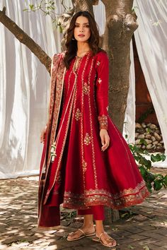 Zaya Pakistani Peshwaz, Silk Suits Designs Latest, Jamawar Dresses, Anarkali Suits Designer Latest, Angarkha Anarkali, Suits Design Latest, Cultural Clothes, Anarkali Suits Designer, Cotton Suit Designs