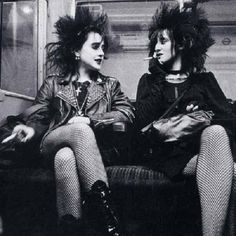 Punks 70s, 1970s Punk, Chicas Punk Rock, Punk Mode, 1970s Hairstyles, Harry Clarke, Vintage Foto's, British Punk