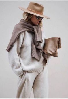 Come indossare la tuta con stile: idee di look – Con cosa lo metto? Mode Over 50, Eyeliner Looks, Looks Street Style, Outfits With Hats, 가을 패션, Looks Style, Mode Inspiration, Fall Winter Outfits, Look Fashion