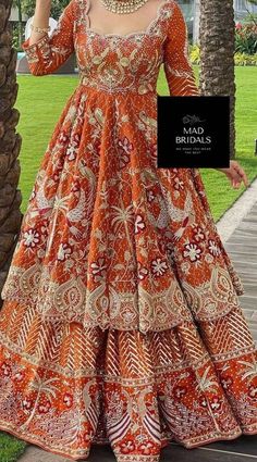 Non Bridal Gowns Indian, Banarasi Gown Designs Latest, Mehandi Night Dress For Bride, Heavy Anarkali Dress, Anarkali For Wedding, Mehandi Night, Indian Fashion Lehenga, Lehenga Latest, Fashion Lehenga