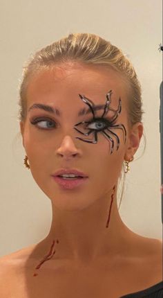 Spider Eye Face Paint, Simple Halloween Makeup Looks Eyeliner, Spooky Makeup Ideas, Spider On Face Makeup, Haloween Mackup Ideas Simple, Animal Makeup Easy, Spooky Face Paint, Spiderweb Eye Makeup, Easy Halloween Makeup Ideas Simple