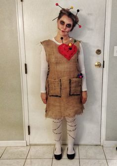 Easy Zombie Costume Women, Cute Diy Costumes For Women, Disfraz Halloween Original, Halloween Costumes For Moms, Diy Scary Halloween Costumes, Voodoo Doll Halloween Costume, Diy Voodoo Doll Costume, Inexpensive Halloween Costumes, Voodoo Doll Costume