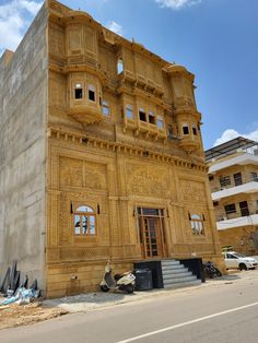 an old building with many windows and balconies on the outside, in front of a blue sky