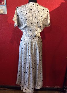 "1940s Print Silk Dress in an abstract novelty print almost like snowflakes or diamonds. Self covered buttons down the bodice. Semi full skirt and flattering pleated bustline. Back pleat let's the skirt flow beautifully. Condition- excellent Size- large Bust-40\" Waist-30\" Hips-full Length-31\" waist to hem. 17\" shoulder to waist Arm opening-14\" Please remember these are the garments measurements, not your size. If you're not sure of the size,please email before purchase. We're happy to remea Vintage A-line Dress With Pleated Waist, Vintage Silk Daywear Dresses, 1940s Silk Dress, 1940s Vintage Fabric, 1940s Shirt Dress, 1940s Floral Tea Dress, Print Silk Dress, Silk Print Dress, Mexican Dresses