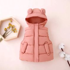 Presentamos nuestros acogedores chalecos acolchados de algodón con capucha para niños pequeños: ¡un elemento esencial de invierno para los más pequeños!

 ¡Experimente calidez y estilo para sus hijos en crecimiento!

 Mejora el guardarropa de invierno de tu hijo con nuestros chalecos acolchados de algodón con capucha para niños pequeños, especialmente diseñados para edades de 1 a 7 años. Confeccionados con una combinación de comodidad y estilo, estos chalecos son los compañeros perfectos para los días fríos.

 Características clave:





 Material: poliéster



 Género: Unisex



 Grosor: Grueso para mayor calidez.

 Abrigos y chamarras




 Temporada de invierno



 Cuello: Con capucha



 Tipo de tela: Paño




 Manténgase abrigado con estilo:

 Nuestros chalecos acolchados de Waistcoat Designs, Kids Vest, Winter Collars, Sleeveless Outfit, Winter Vest, Hooded Vest, Set Patterns, Baby Vest, Winter Kids