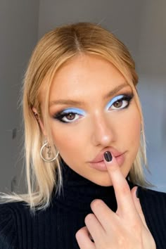 90s Makeup Trends, Blue Makeup Looks, Blue Eyeliner, Eye Makeup Pictures, Fancy Makeup, Makeup Eye Looks, Creative Eye Makeup