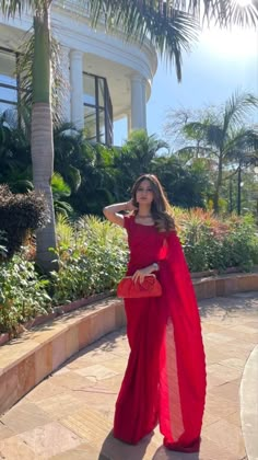 Farewell Party Saree Look, Farewell Saare Ideas, Farewell Dress Ideas Indian, Traditional Indian Outfits Aesthetic, Party Saree Ideas, Saree Inspo Aesthetic, Saree Look Aesthetic, Saree Inspo For Farewell, Saare Poses Aesthetic