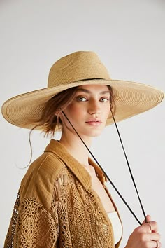 Make a statement in this so cool woven straw hat featured in an oversized, round brim design that easily folds up and packs away for traveling. * Dipped crown * Adjustable rope under chin | Arizona Packable Wide Brim Hat by Free People in Tan Boho Sunglasses Women, Wide Brimmed Hats For Women, Straw Hat With Scarf, Large Brim Hats For Women, Summer Straw Hat Outfit, Women Sun Hat, Boho Straw Hat, Best Sun Hats For Women, Cute Sun Hat