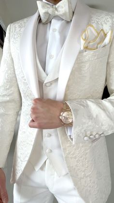 Cool Tuxedos For Wedding, Men’s Suit Wedding Groom, Husbands Wedding Suit, Royal Wedding Groom Outfit, Male White Suit Aesthetic, White And Rose Gold Tuxedo Wedding, Luxury Wedding Suits Men, Gatsby Groom Suit, Groom White And Gold Suit