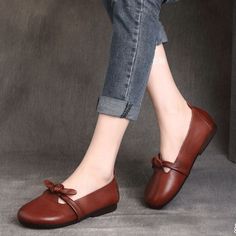 Shoes Video, Shoes Details, Mary Jane Shoes Flat, Versatile Shoes, Brown Flats, Round Toe Heels, Flats Shoes, Casual Flats, Women Leather