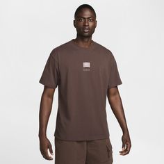 Dropped shoulders, longer sleeves and a roomy fit through the body and hips give this Max90 tee a relaxed and casual look. Midweight cotton fabric feels soft and has a slight drape. Nike Sportswear Mens, Big Clothes, Newest Jordans, Heritage Fashion, Jogger Sweatpants, Casual Look, Woven Labels, Womens Uggs, Kids Sweatshirt