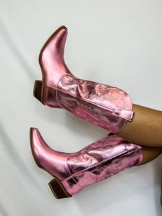 Metallic is hot this year! Don't miss out on these metallic pink cowgirl boots. Perfect for those summer concerts. They do fit true to size. Shaylee Core, Pink Cowgirl Aesthetic Outfit, Pink Cowgirl Boots Aesthetic, Pink Metallic Boots, Pink Glitter Cowgirl Boots, Metalic Cowgirl Boots, Pink Rhinestone Cowboy Boots, Pink Metallic Cowgirl Boots, Buckle Bunnies