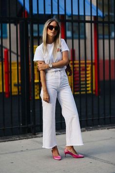 Estos Looks Con Pantalones Blancos Anchos Definitivamente Te Inspirarán – Cut  Paste – Blog de Moda Casual Glam Outfit, September Outfits, Jeans Heels Outfit, Casual Glam, Look Jean, Style Casual Chic, Jeans Outfit Women, Simple Summer Outfits, Glam Outfit