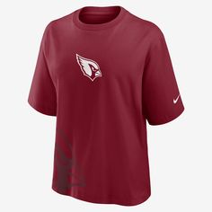 This Boxy T-Shirt helps you support the Arizona Cardinals with a bold look and large team details. Its soft cotton fabric helps deliver a comfortable feel on game day. Nike Tops With Screen Print For Fans, Nike Fan Apparel Tops For Sports Events, Nike Tops For Football Season Sports Events, Nike Tops In Football Team Colors For Football Season, Nike Tops For Football Season In Team Colors, Collegiate University Red Tops For Sports Events, Nike Tops With Team Logo For Sports Events, University Red Tops For Sports Events, Team-colored Graphic Print T-shirt