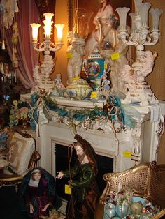 there are many figurines on the mantle in this room, including one woman