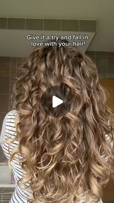 Zia 🥰 on Instagram: "Save this for your next curly wash day ✔️  This is my favourite wash day routine for greta results 🙌🏼   #curlywavywashday #wavywashday #ziasbowlmethod" Davines Curly Hair, I Think I Have Curly Hair, How To Style My Wavy Hair, Loose Perm Women Long Hair, Wash And Go Wavy Hair, Treluxe Routine, Fresh Washed Hair Hairstyles, Mid Back Curly Hair, Long Wavy Hair Tutorial