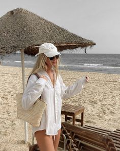 Beachy Summer Outfits, Beach Photo Inspiration, Beach Ootd, Beachy Outfits, Island Outfit, Summer Picture Poses, Shotting Photo, Beach Fits, Beach Photography Poses