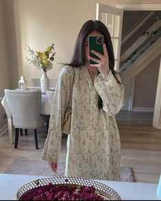 Pakistani Simple Suits, Desi Outfits Casual, Elegant Kurti Designs, Aesthetic Kurti Outfits, Desi Casual Outfits, Pakistani Outfits Casual, Desi College Outfits, Casual Pakistani Outfits, Aesthetic Kurti