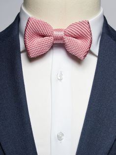 Knitted bow tie – Pre-tied knitted bow tie silk.
Wear them in winter. Wear them in summer. Wear a pre-tied knitted bow tie with a suit. Wear a knitted bow tie with a denim jacket and slim-cut cargo trousers. If you're buying your first few knitted bow ties for men, John Henric would strongly suggest that you stay with solid colors at the start. However, when you're ready to make a next level menswear move, spot patterns, horizontal lines and zig-zags are the most common patterns. Knitted Bow, Bow Ties For Men, Ties For Men, Spots Pattern, Mens Bow Ties, Cargo Trousers, Bow Ties, Crochet Ideas, Winter Wear