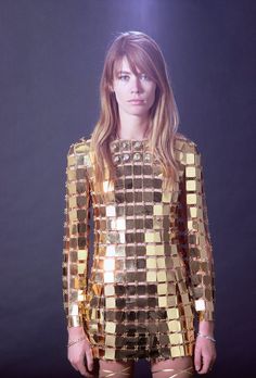 Françoise Hardy in Paco Rabanne, 1967 Francoise Hardy, Retro Vintage Dresses, Vintage Style Dresses, 1960s Fashion, 60s Fashion, Paco Rabanne, Mode Vintage, Gold Dress