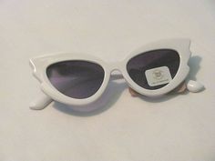 NWT TRUE CRAFT CAT EYE WHITE  WITH JAGGED EDGES SUNGLASSES THE SIDES HAVE JAGGED EDGES (PLEASE SEE PICTURES) THE SUNGLASSES ARE BRAND NEW, NEVER WORN (JUST STORED) DOES NOT COME WITH A CASE PLEASE REFER TO THE PICTURES FOR EXACTLY WHAT IS BEING LISTED. COMES FROM A SMOKE FREE ENVIRONMENT. NO INTERNATIONAL SHIPPING. PLEASE DO NOT HESITATE TO ASK ANY QUESTIONS ABOUT THE ITEM BEING LISTED. THANK YOU!! Casual White Cat Eye Sunglasses For Party, White Polarized Cat Eye Sunglasses For Party, White Cat Eye Sunglasses With Uv Protection For Parties, White Cat Eye Sunglasses With Polarized Lenses For Party, Summer Optic White Cat Eye Sunglasses With Gradient Lenses, Trendy Optic White Cat Eye Sunglasses For Summer, White Polarized Sunglasses For Parties, Casual White Cat Eye Sunglasses With Gradient Lenses, Trendy White Cat Eye Sunglasses For Party