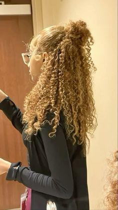 Hair Color For Dark Hair, Color For Dark Hair, Blonde Hilights, Dyed Curly Hair, Highlights Curly Hair, Mixed Curly Hair, Blonde Curly Hair, Dyed Hair Inspiration, Volleyball Hairstyles For Curly Hair