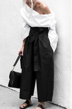 figtny.com | Summer Structure Color Wide Leg Pants, Minimal Stil, Minimalist Moda, Older Women Fashion, Rosie Assoulin, Monochrome Fashion, Black Women Fashion, Looks Chic, Black White Fashion