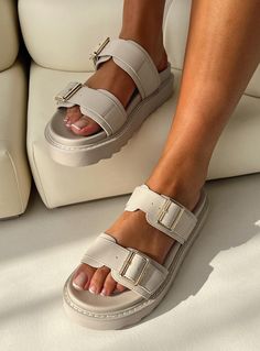 Ma Belle Sandals Cream Summer Sandals 2024, Outfit Estate, Cream Sandals, Timeless Shoes, Sporty Sandal, Dior Sandals, Trendy Sandals, Sandals Outfit, Trending Sandals