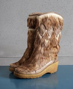 39 EUR, 8.5 US WOMEN, 6 UK WOMEN (25cm insole) Vintage WINTER SNOW apre ski platform boots 80s vintage snow boot condition: very good vintage high quality fur/ leather upper fur inside Fur Platform Boots, Apre Ski, Winter Schnee, Snow Boot, Vintage Winter, 80s Vintage, Platform Boots, Winter Snow, Boot Shoes Women