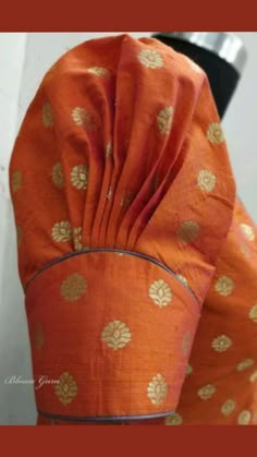 Detail Couture, Cotton Blouse Design, New Saree Blouse Designs, Afrikaanse Mode, New Blouse Designs, Blouse Designs Indian, Ladies Blouse Designs, Simple Blouse Designs