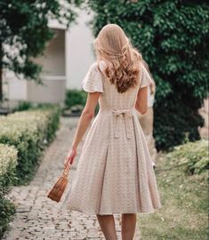 Housewife Dress, Soft Feminine Outfits, Feminine Outfits, Feminine Wardrobe, Romantic Outfit, Soft Feminine, Vestidos Vintage, Feminine Dress, Feminine Outfit