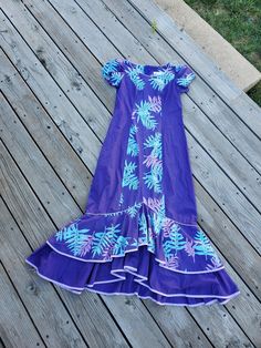 ¨¨oºOºooºOOºooºOOºo¨¨ Vintage 90s Purple and Blue Screen Print Hawaiian Ruffle Cha Cha Mu Mu  Dress Hawaiian Print screen Ruffle Dress Muu Muu T&L Muumuu Hawaii Leaf Print  Dress Hawaiian Kaftan, Screenprint Maxi Size Small It measures (Laid Flat) 17" Armpit to Armpit  16" Waist 51" long  *Print Screening sometimes won't completely adhere to the material, I point out an area so you can see (this is natural of the print screen process) Just wanted to point it out if you're new to this type of han Islander Dresses, Hawaiian Luau Dress, Blue Hawaiian Printed Dresses, Green Hawaiian V-neck Dress, Vintage Hawaiian Muumuu, Blue Sleeveless Hibiscus Print Dress, Island Outfits, Hawaiian Muumuu, Leaf Print Dress