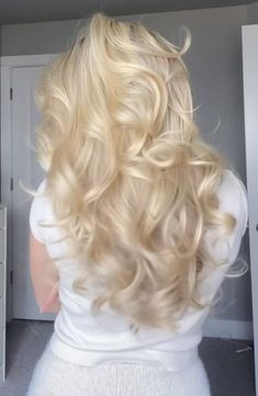 Platinum Blonde Hair Layers, Rich Blonde, Rich Person, Perfect Blonde Hair, Bright Blonde Hair, White Blonde Hair, Power Bi, Light Blonde Hair, Blonde Hair Inspiration