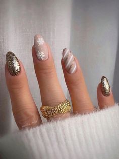 Couleur: Multicolore Formes d'ongles: Coffin Type: Ongles 3D Type de motif: Plantes Faux ongles à coller Tissu/matériel: ABSMesures produits in cm : Forme des ongles Longueur Largeur Amande 2.5 0.4 Cute Christmas Nails, Snowflake Nails, New Year's Nails