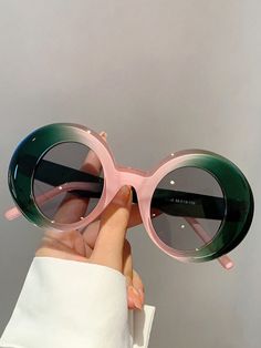 These Pink and Green Sunglasses feature an oversized round shape with ombré color design. Their versatile style makes them a great choice for everyday wear. Beach Shade, Circle Sunglasses, Pink Glasses, Round Sunglasses Vintage, Round Sunglasses Women, Green Sunglasses, Frame Eyeglasses, نظارات شمسية, Beach Sunglasses