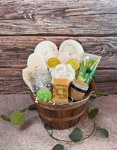 Looking for the perfect gift for Graduation, Birthday, Mother's Day, or better yet just because? Friend, loved one, partner and family members will appreciate the love that is clear with this basket. A soothing collection of scented bath products, candle and body products to relax away a hard day or just pamper yourself in luxurious scents. A wide selection of scents are available, so be sure to communicate any preferences! High quality products make this a great choice for holidays, birthdays o Body Loofah, Dad Gifts Basket, Graduation Basket, Hygge Gift Basket, Bath Basket, Tranquil Spa, First Time Dad Gifts, Spa Basket, Gift Baskets For Him