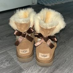 These Cute Brown Uggs Have A Bow And Are So Comfy And Warm! Very Lightly Used! No Stains Or Scuffs. Offer What You Think Is Fair! Bow Ugg Boots, Bow Ugg, Brown Uggs, Cute Uggs, Cute Nike Shoes, Cute Nikes, Bow Shoes, Cute Fits, Womens Uggs