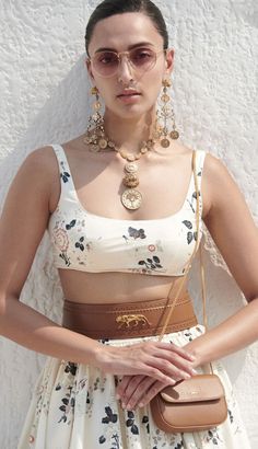 Sabyasachi Mukherjee, Handmade Fabric Bags, Antique Jewelry Indian, Technology Fashion, Wedding Hairstyle, Fabric Bags, Indian Outfits, Indian Jewelry