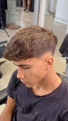 Dit is een mid taper fade en dan een kort dakje Mens Hairstyles Low Fade, Low Fade Cut, Quiff Men, Fade Haircut Men, Boys Cut, Taper Fade Short Hair, Hairstyles Boys, Mid Fade Haircut