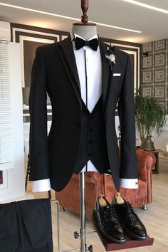 Shop for Anthony Stylish Three Piece Black Point Lapel Business Men Suit in BradyMensuit at best prices.Find the best Black Peaked Lapel slim fit blazers with affordable price. Modern Shawl, Lapel Wedding, Prom Suit, Suits Men Business, Black Shawl, Dress Suits For Men, Prom Suits, Tuxedo Wedding, Slim Fit Blazers